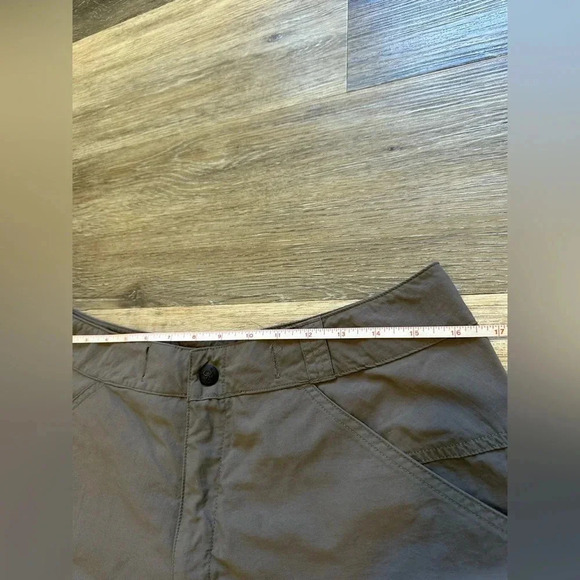 Mountain Hardwear Hiking Shorts Brown Tan - Picture 5 of 9